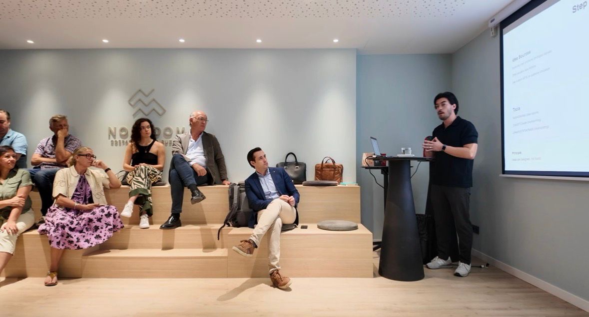 Jose impartiendo un taller con emprendedores en Valencia